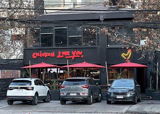 Fachada de Chicken Love You en Av. Vitacura