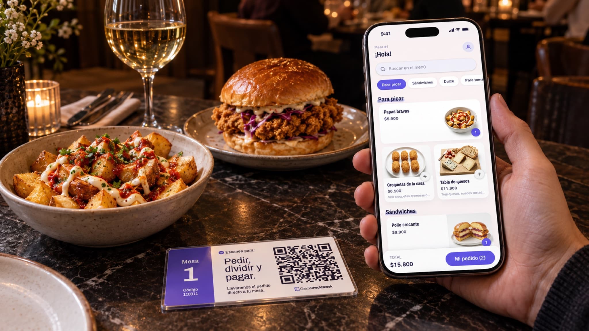 Comensal pidiendo desde su teléfono junto a la placa QR de la mesa